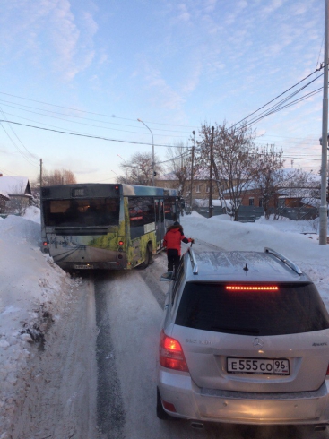 Автомобилисты жалуются на снежную колею на дорогах Екатеринбурга