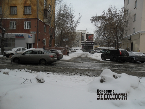 С приходом весны центральные улицы Екатеринбурга оказались затоплены