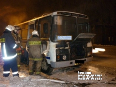 В Екатеринбурге дотла сгорел автобус