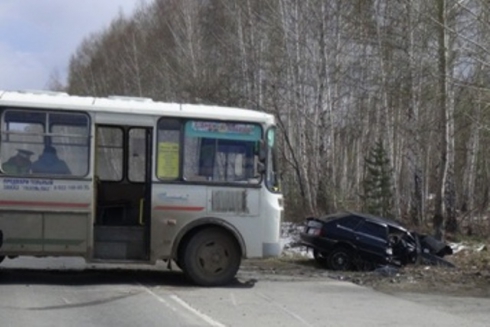 На Урале рейсовый автобус врезался в «Ладу» и убил ее водителя