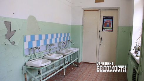 Юбилей реконструкции: в Среднеуральске 10 лет не могут отремонтировать школу (ФОТО, ВИДЕО)