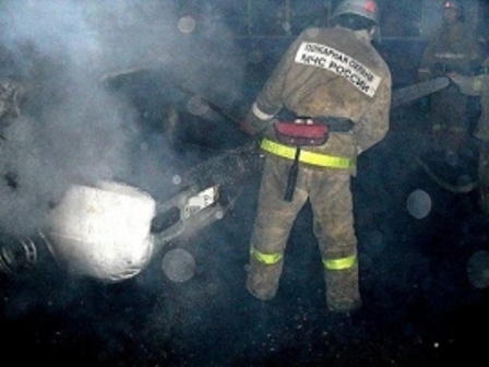 Ночью в Екатеринбурге за полчаса сгорели два грузовика и легковушка