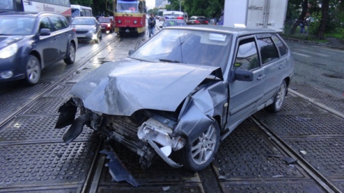 Занос в ливень на мокром асфальте стал причиной аварии в Екатеринбурге