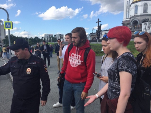 В День Петра и Февронии екатеринбургская полиция задержала феминисток
