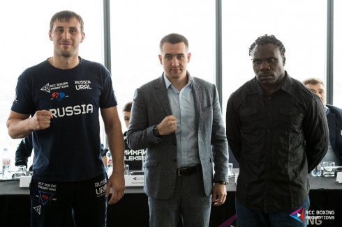 В Челябинске встретились и взвесились участники гала-турнира по боксу