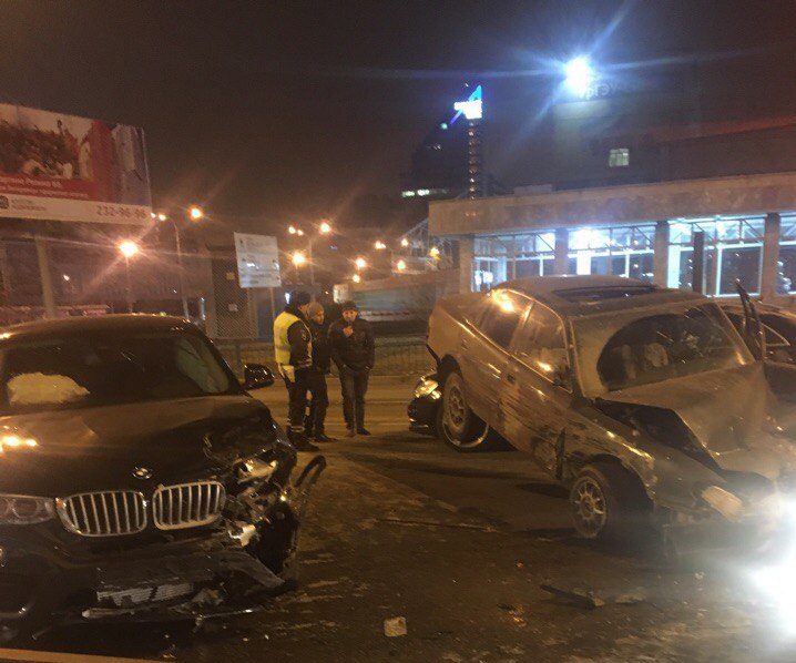 Водитель приземлившейся на «Мерседес» «Тойоты» скончался в скорой на месте ДТП