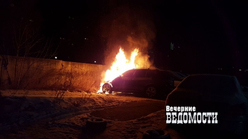 В Екатеринбурге около «Максидома» сгорел престижный внедорожник