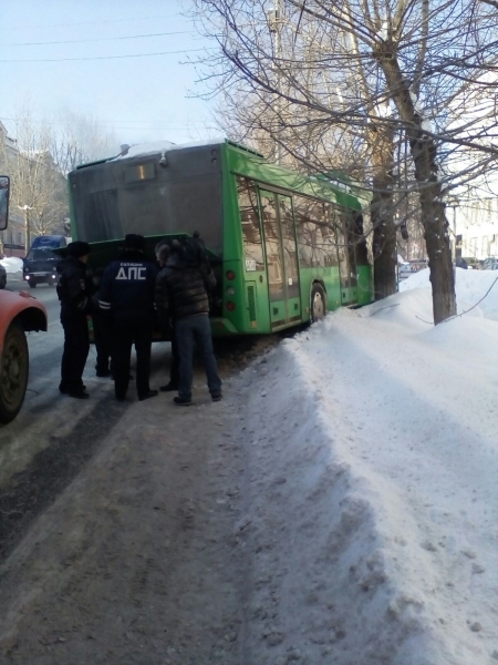 В Екатеринбурге автобус маршрута №1 врезался в дерево (фото) В Екатеринбурге автобус маршрута №1 врезался в дерево (фото)