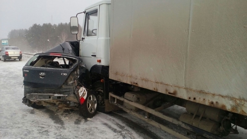 На свердловской «трассе смерти» погибла женщина на Hyundai i20, врезавшись в МАЗ (фото)
