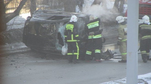 В Екатеринбурге после ДТП загорелся автомобиль Opel