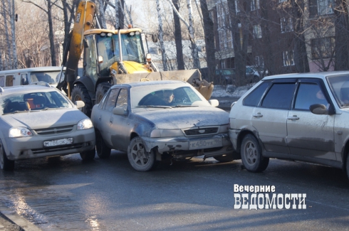 Массовое ДТП стало причиной пробок в Екатеринбурге (ФОТО)