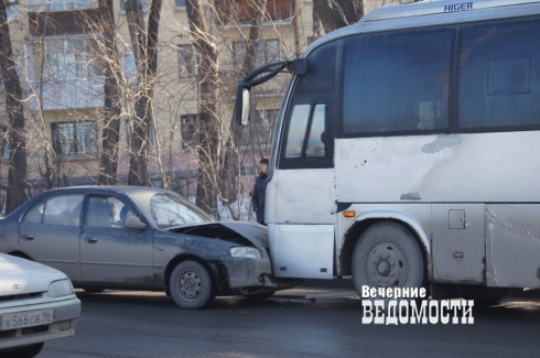 Массовое ДТП стало причиной пробок в Екатеринбурге (ФОТО)