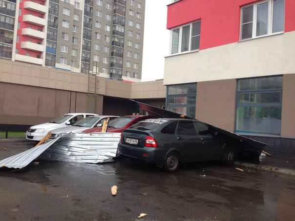 Во время грозы ветер снес забор в Академическом