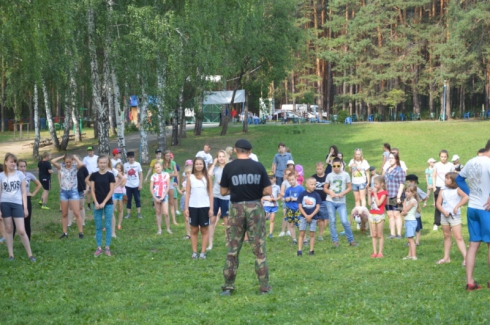 Свердловские полицейские организовали и провели для детей «Зарядку со стражем порядка»