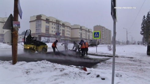 В Ревде в снегопад укладывают асфальт. Замешана фирма брата депутата Заксобрания