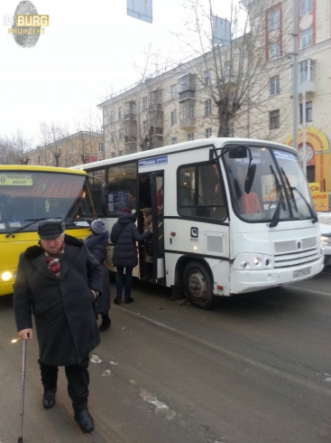 «Не поделили дорогу». В Екатеринбурге у кинотеатра «Заря» столкнулись две маршрутки