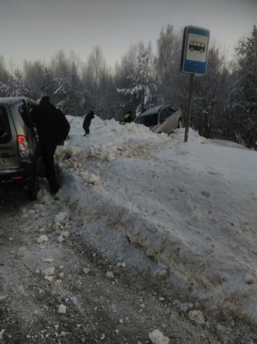 Из-за вылетевшего на встречку водителя «Вольво» на свердловской трассе погибла молодая девушка (ФОТО)