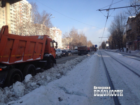 Запоздалая реакция: коммунальщики приступили к уборке улицы Блюхера в Екатеринбурге (ФОТО)