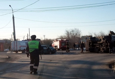 В Кургане легковушка перевернула пассажирский автобус: один человек погиб, шесть получили ранения