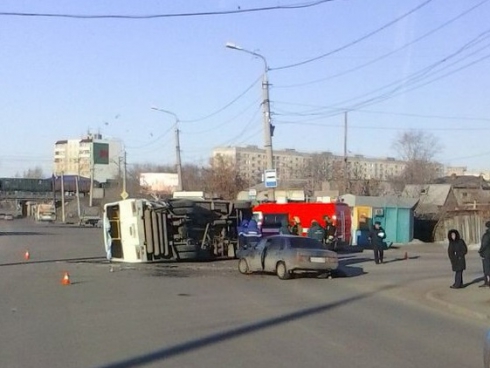 В Кургане легковушка перевернула пассажирский автобус: один человек погиб, шесть получили ранения