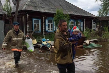 На Урале спасатели эвакуируют жителей затопленных поселков