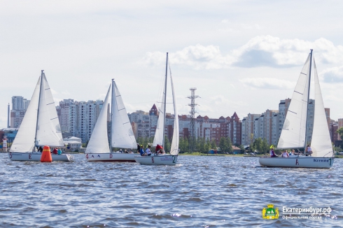 Талисман Дня города: в Екатеринбурге стартовала парусная регата