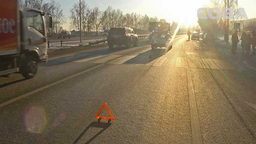 На трассе под Екатеринбургом пострадали два пешехода