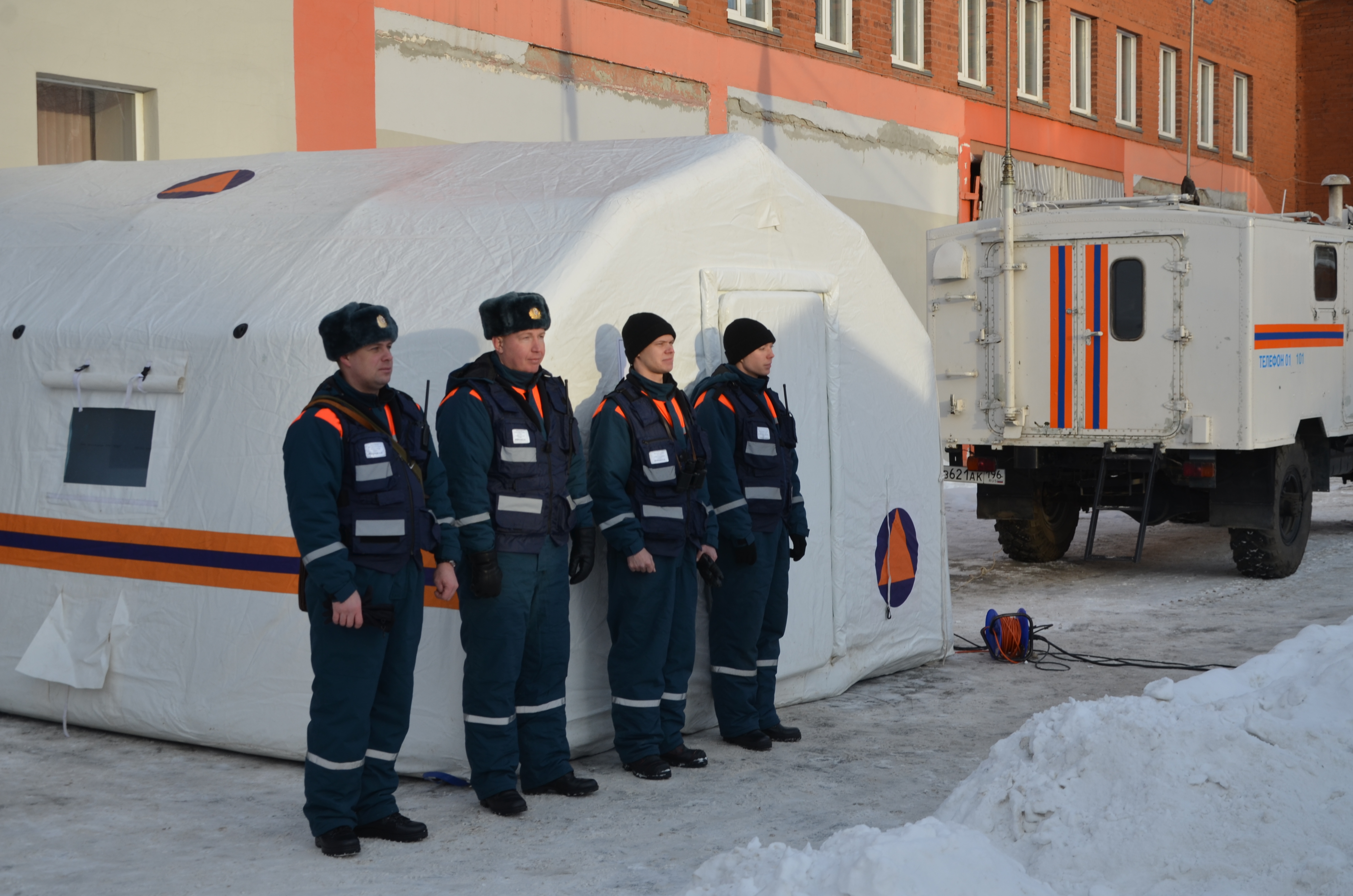 17 мобильных групп готовы спасти и обогреть свердловчан зимой 17 мобильных групп готовы спасти и обогреть свердловчан зимой