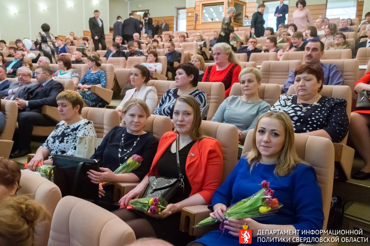 Ключи от губернаторского автомобиля получила лучшая доярка Свердловской области в канун 8 Марта