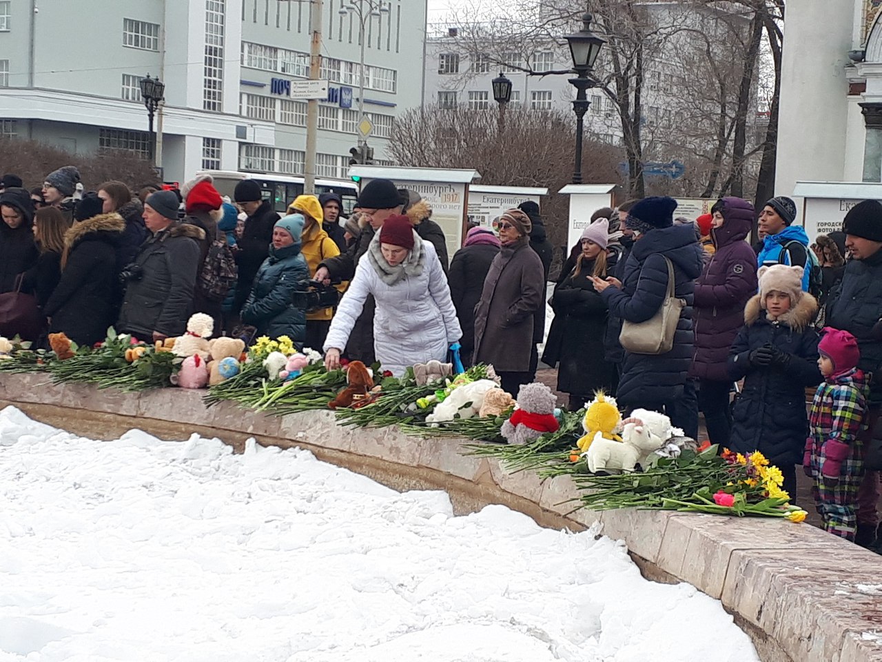 В Екатеринбурге проходит акция в память о погибших в Кемерове (ФОТО)