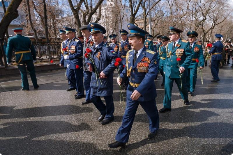 В Екатеринбурге возложили цветы к памятнику Жукова