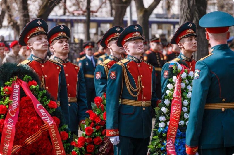 В Екатеринбурге возложили цветы к памятнику Жукова