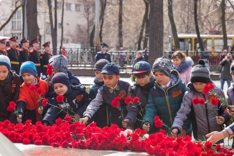 В Екатеринбурге возложили цветы к памятнику Жукова