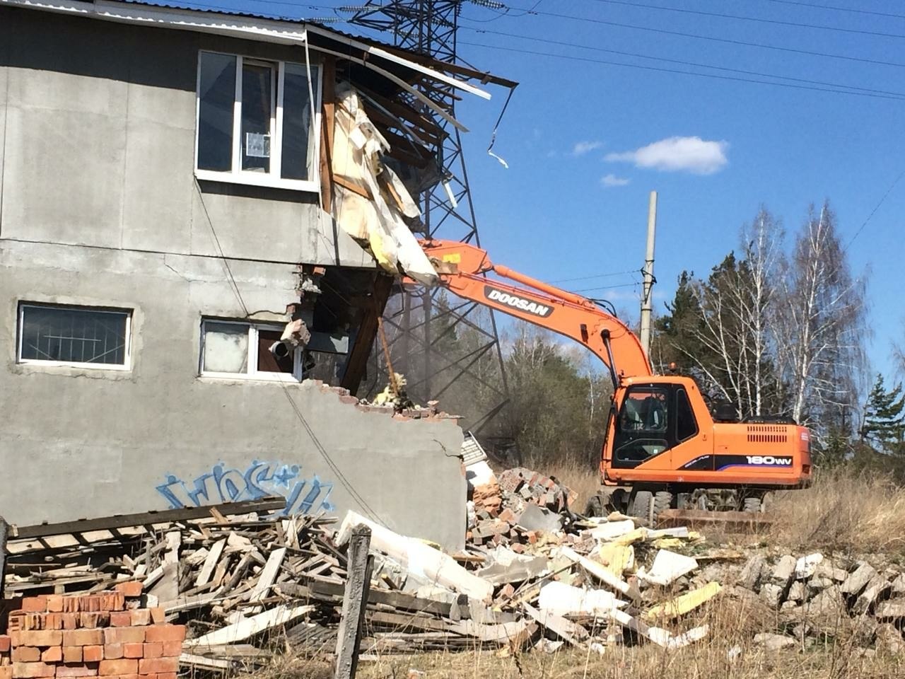 В Екатеринбурге снесли незаконную автомойку