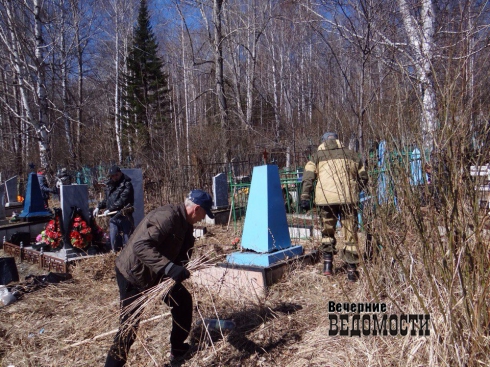 В Новоуральске общественники и студенты привели в порядок могилы ветеранов к 9 Mая