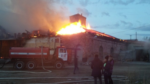 В Арамиле горит цех по производству бумаги