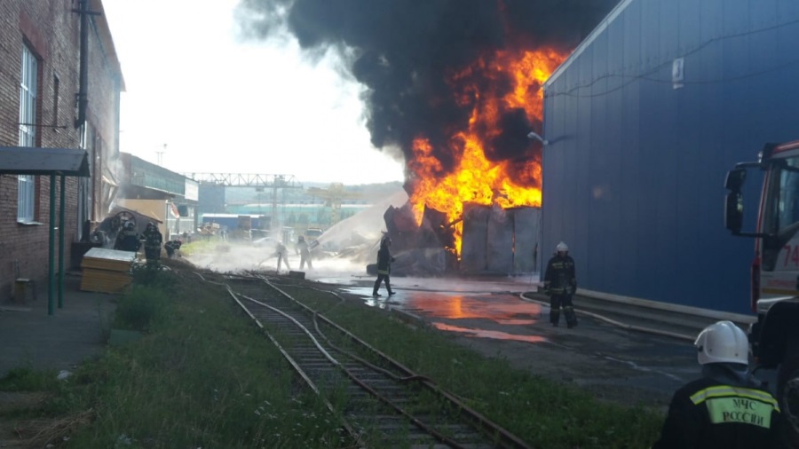 Крупный пожар в Екатеринбурге: горят склады на Совхозной