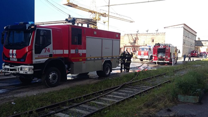 Пожар на складе в Екатеринбурге локализован. Угрозы распространения огня нет