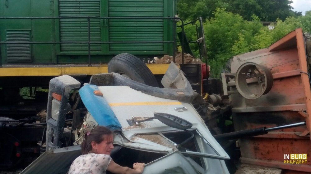 В Среднеуральске железнодорожный локомотив снёс КамАЗ, а на Московском тракте ещё один КамАЗ горит