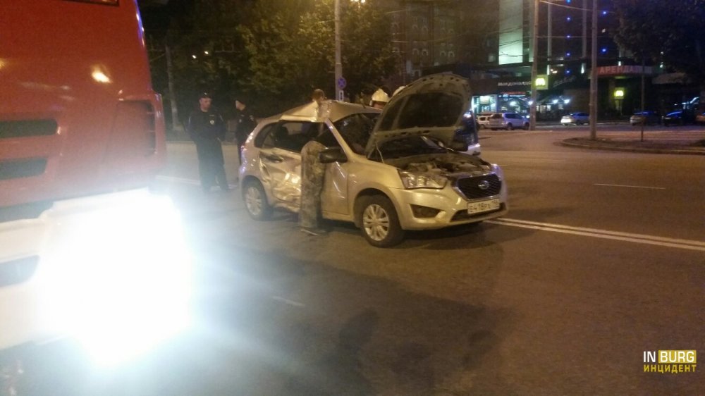 В Екатеринбурге ночью, в ДТП около железнодорожного вокзала, пострадали три человека