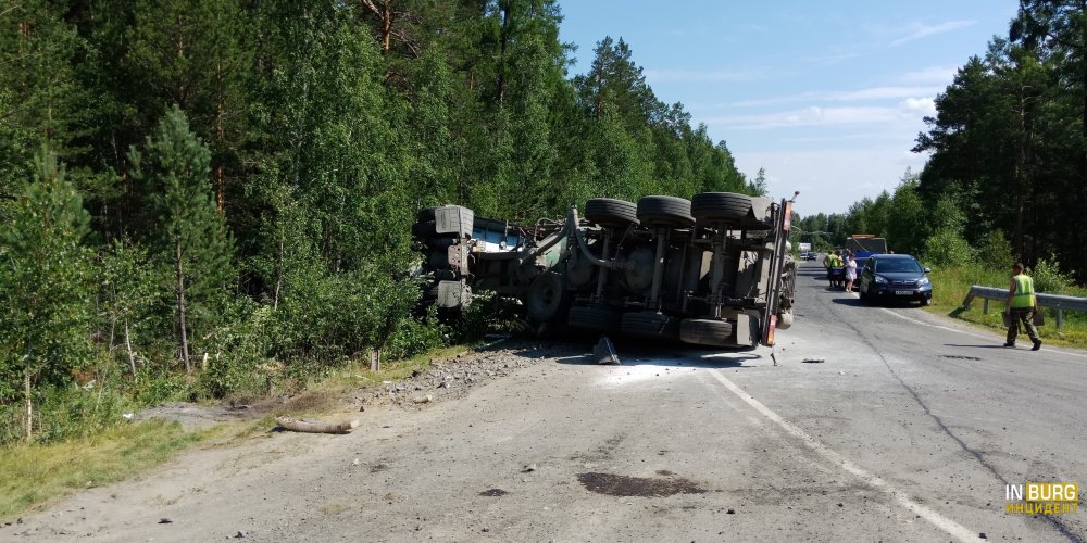 На Серовском тракте произошло ДТП с участием огромного цементовоза