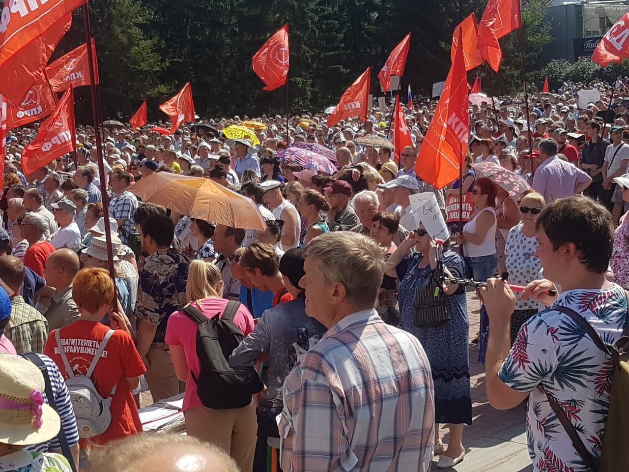 В Екатеринбурге прошёл митинг против пенсионной реформы. Вся площадь Советской Армии заполнена протестующими