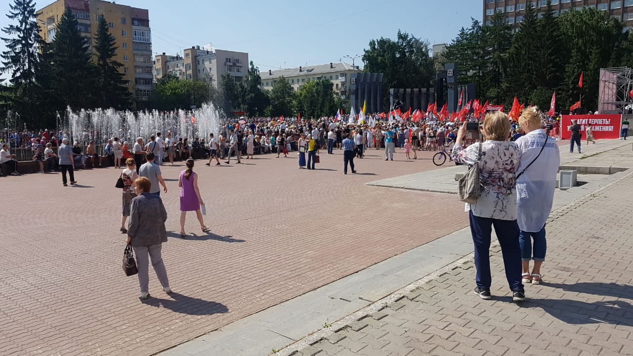 В Екатеринбурге прошёл митинг против пенсионной реформы. Вся площадь Советской Армии заполнена протестующими