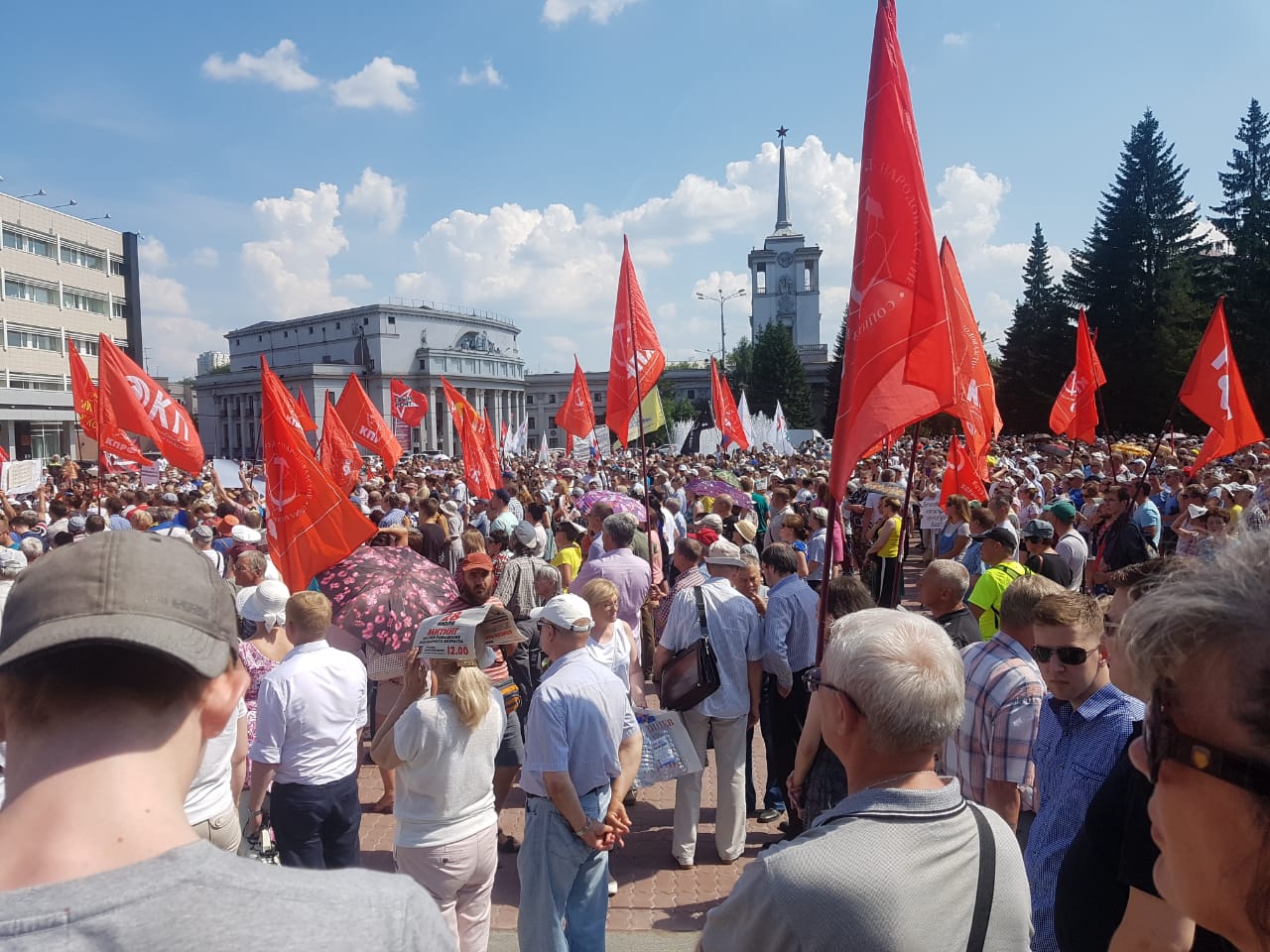 В Екатеринбурге прошёл митинг против пенсионной реформы. Вся площадь Советской Армии заполнена протестующими