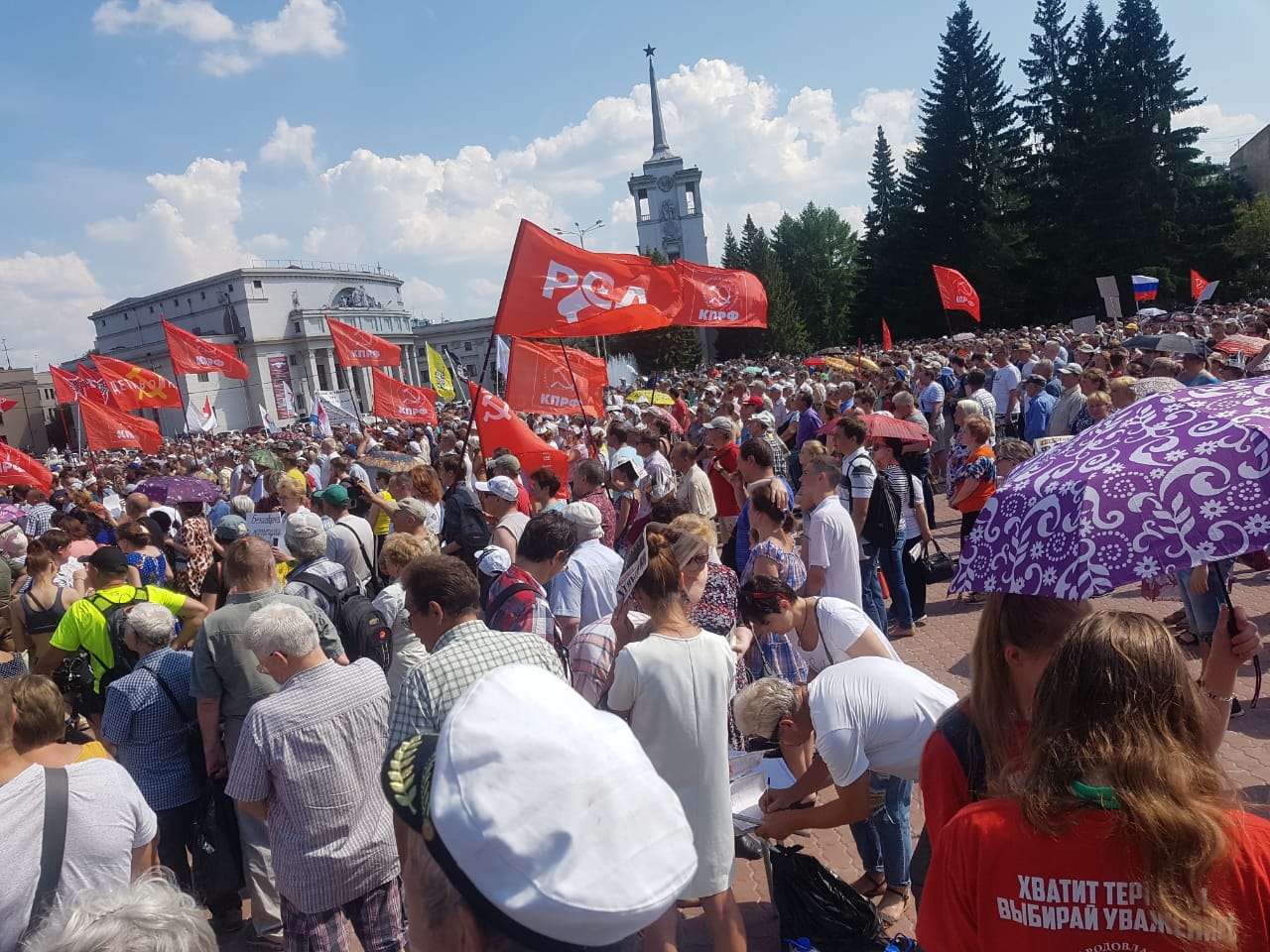 В Екатеринбурге прошёл митинг против пенсионной реформы. Вся площадь Советской Армии заполнена протестующими