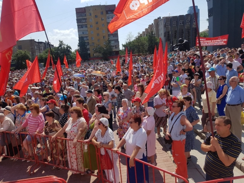 В Екатеринбурге прошёл митинг против пенсионной реформы. Вся площадь Советской Армии заполнена протестующими