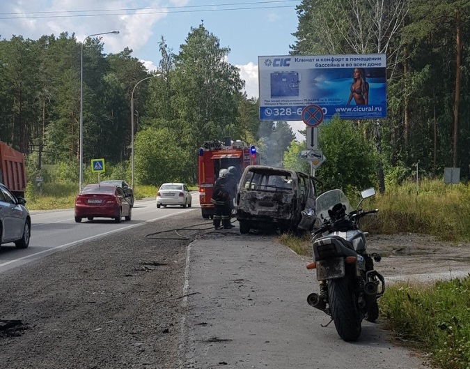 В Екатеринбурге на Чусовском тракте сгорел пассажирский микроавтобус