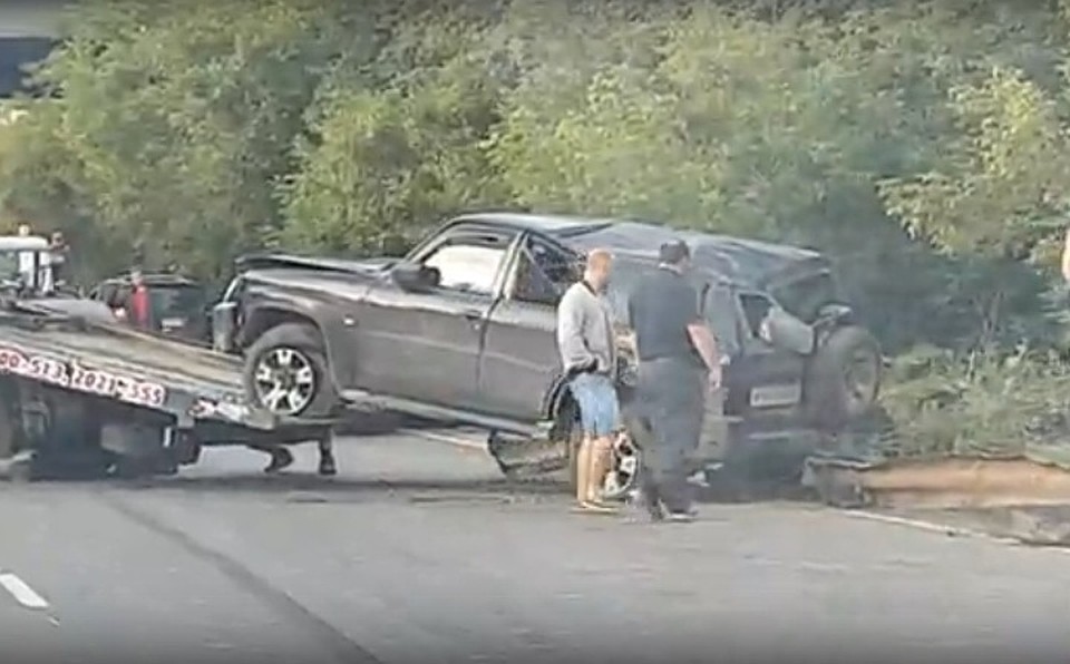 В Екатеринбурге внедорожник Nissan Patrol встал на крышу. Версии причин ДТП в показаниях водителей расходятся