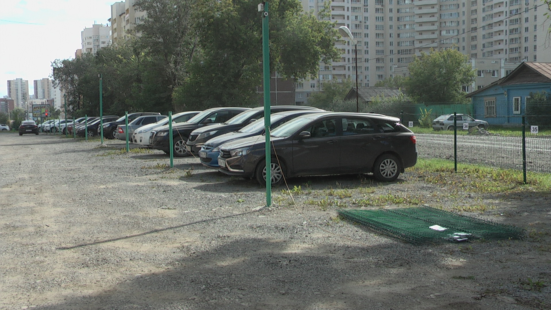 На улице Авиационной ликвидировали нелегальную автостоянку