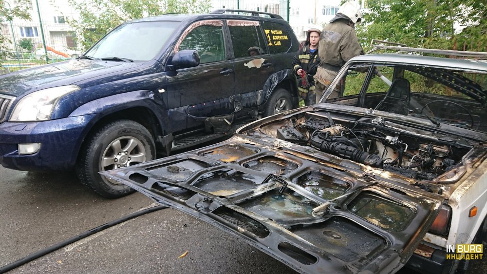 В Екатеринбурге огонь уничтожил отечественный ВАЗ и повредил два элитных внедорожника